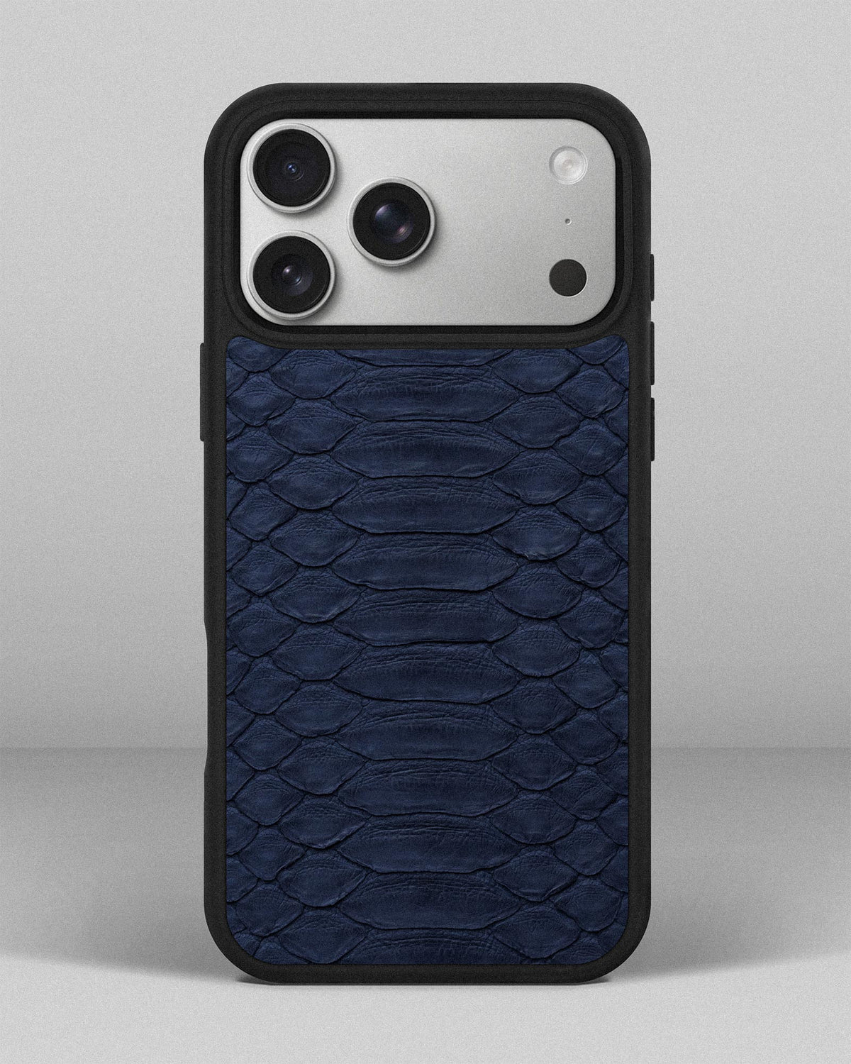 Чохол із темно-синьої шкіри пітона з широкими лусочками для iPhone 18 Pro Max