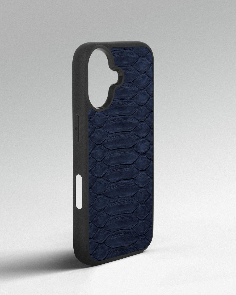 Etui z ciemnoniebieskiej skóry pytona z dużymi łuskami do iPhone 17