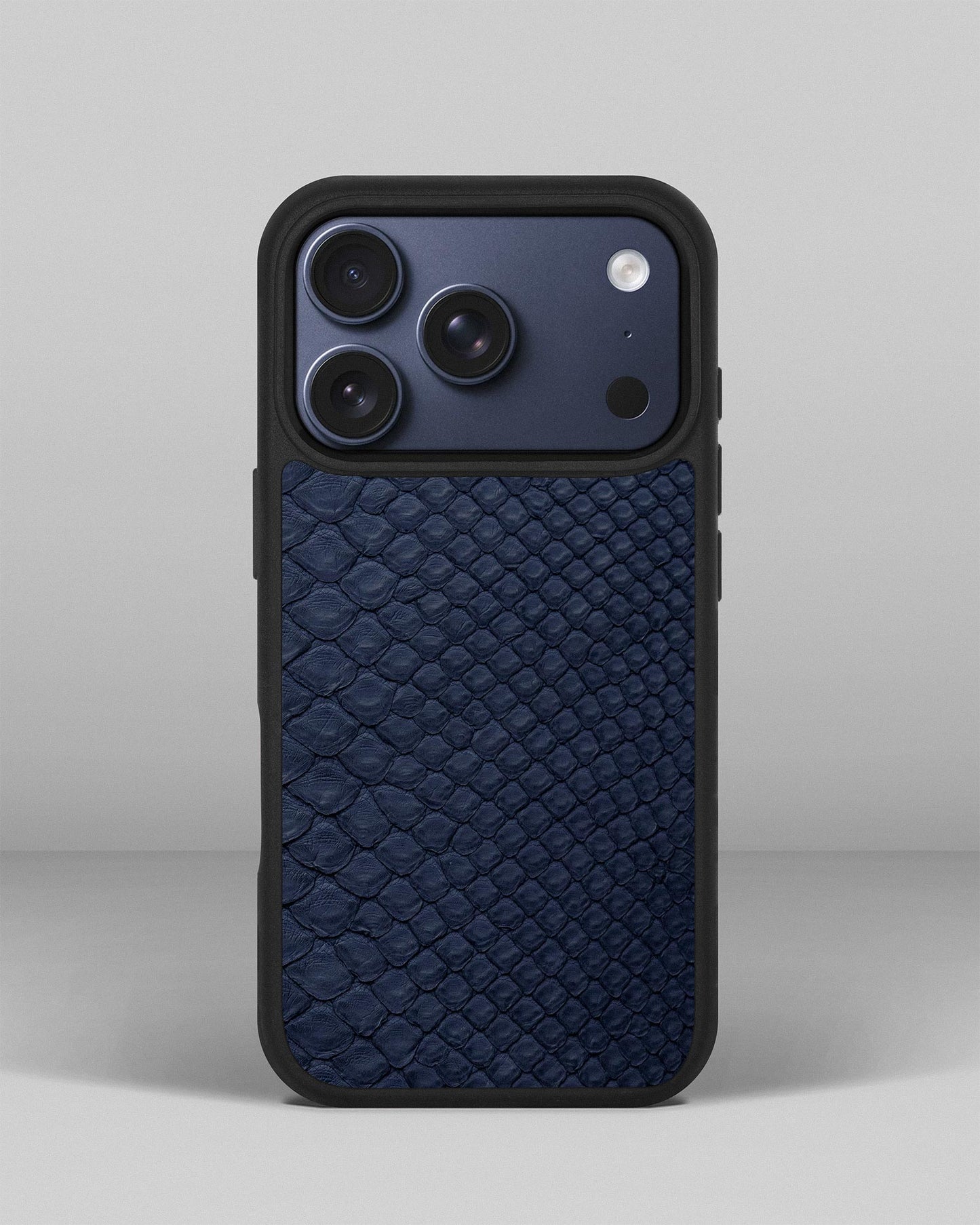 Чохол із темно-синьої шкіри пітона з дрібними лусочками для iPhone 17 Pro