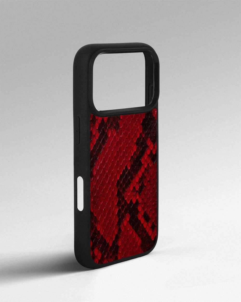 Etui z czerwonej skóry pytona z drobnymi łuskami na iPhone 17 Pro