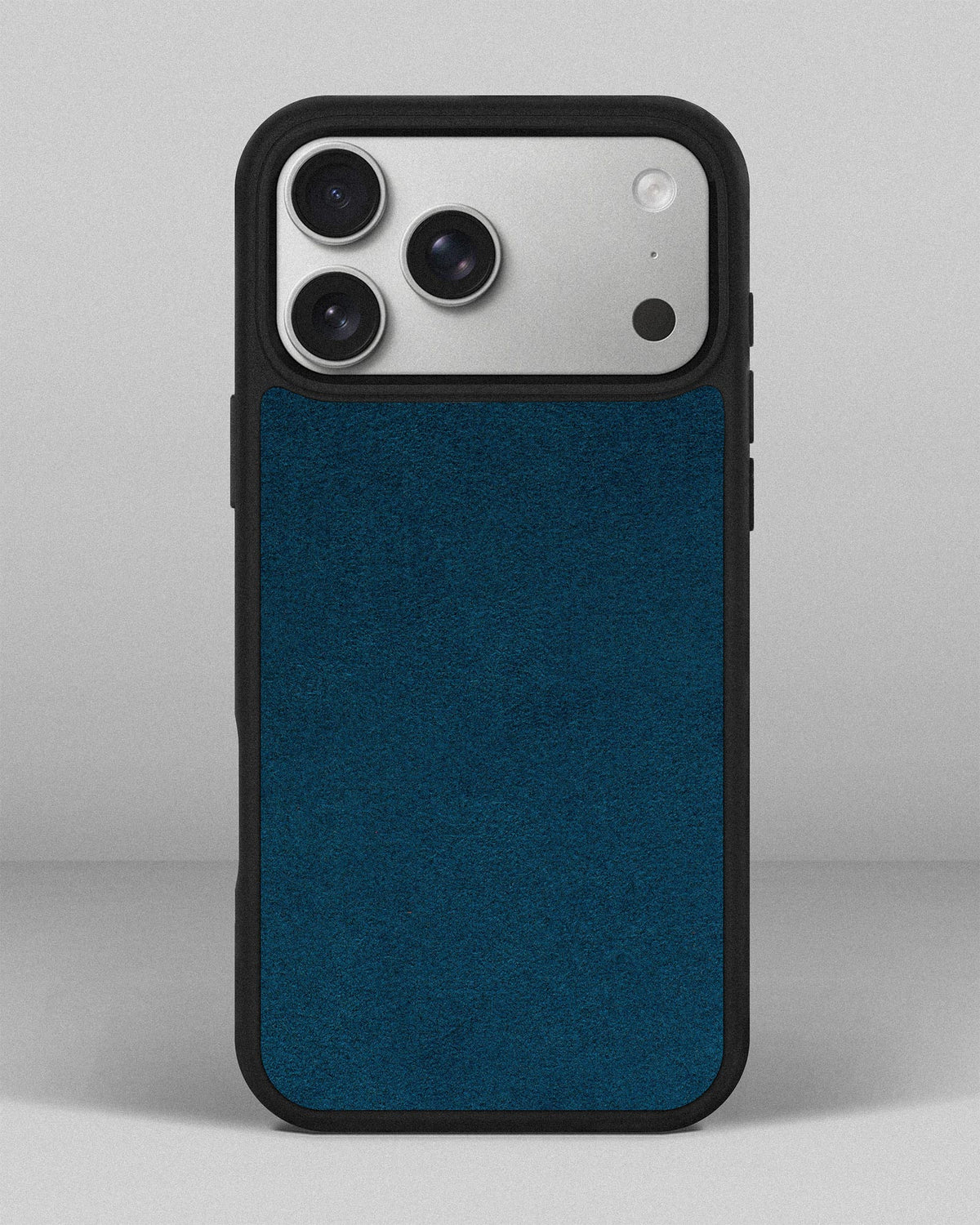Чохол із синьою вставкою з алькантари для iPhone 18 Pro Max