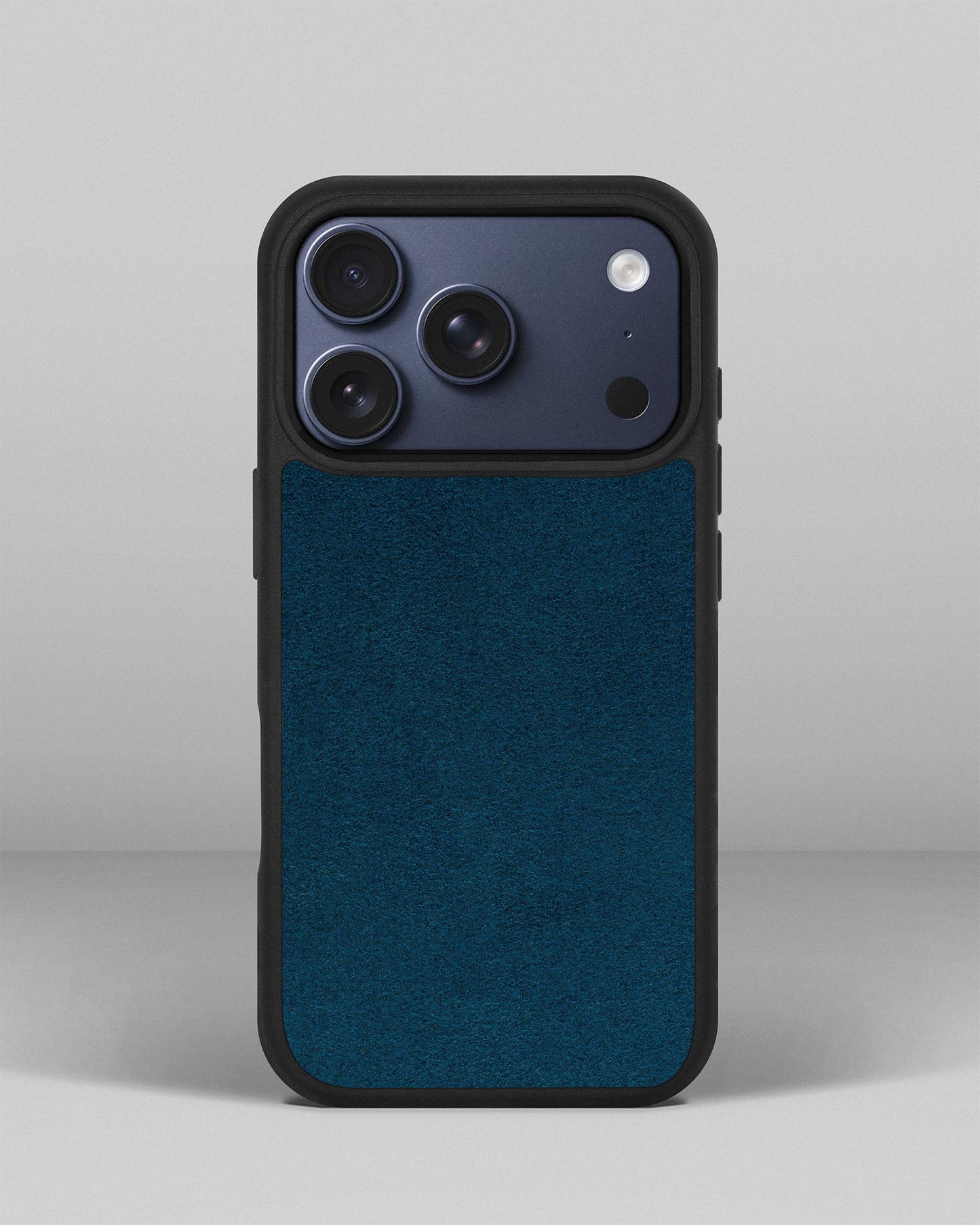 Чохол із синьою вставкою з алькантари для iPhone 17 Pro