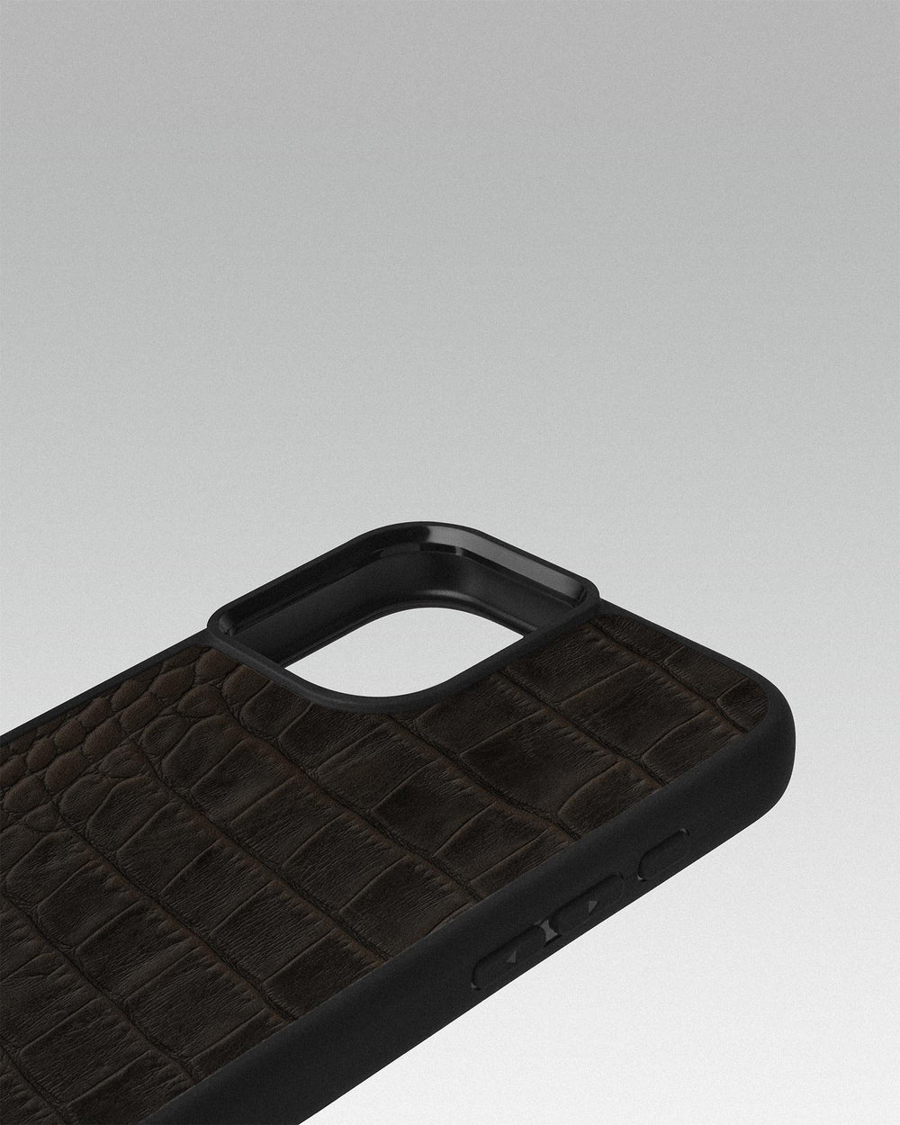 Etui z ciemnobrązowego tłoczenia imitującego krokodyla na cielęcej skórze na iPhone 16