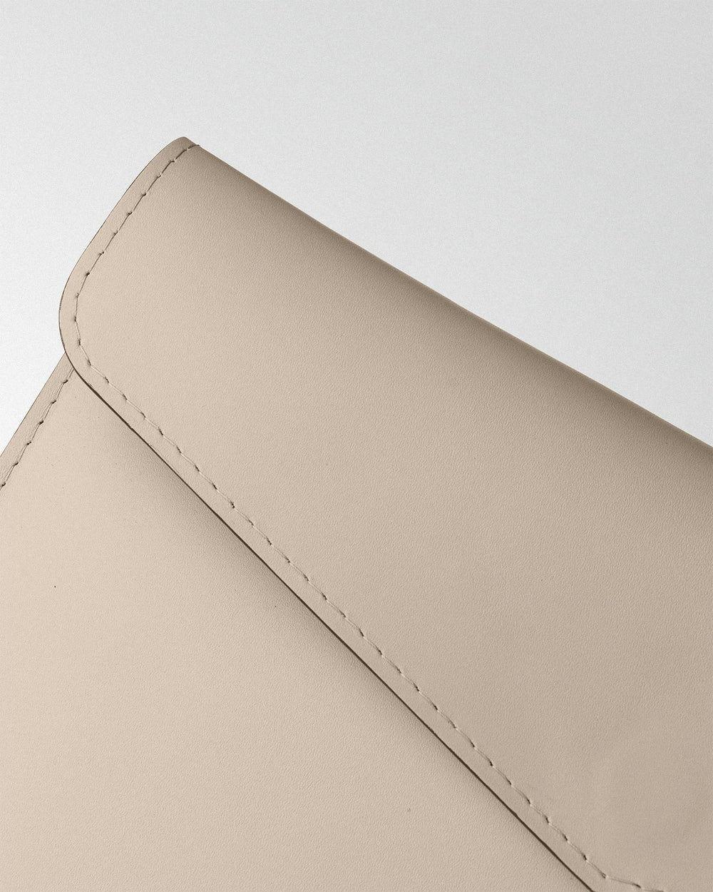 Чохол Magnetic Envelope  із бежевого кольору телячої шкіри для MacBook